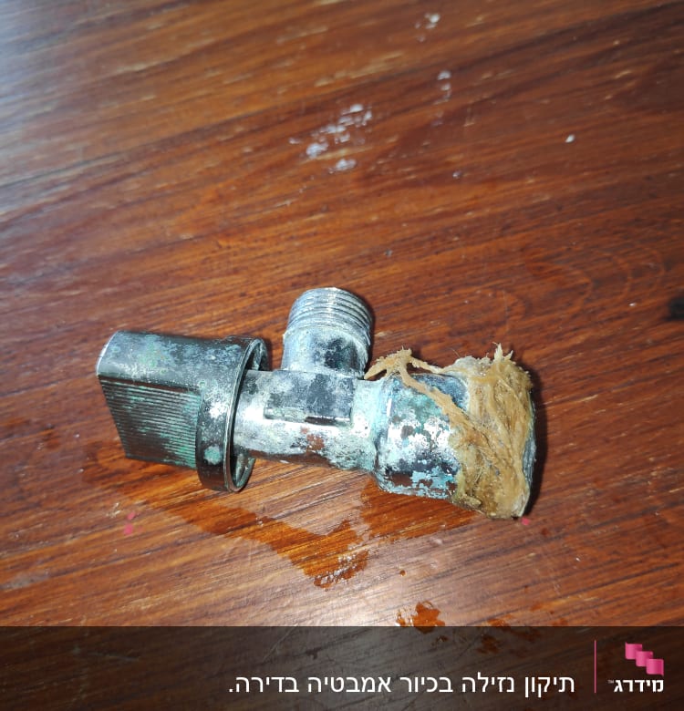 ברז מתכת ישן עם חלודה ופסולת